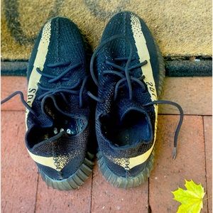 Good condition men’s yezzy sneakers- AUTHENTIC